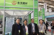 中國建材協(xié)會石膏分會會長徐絡(luò)屹、西安建筑科技大學(xué)控股集團公司剛總蒞臨金龍建材展會現(xiàn)場參觀指導(dǎo)